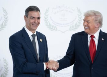 El presidente del Gobierno, Pedro Sánchez (i) saluda al presidente de Estados Unidos, Donald Trump (d), antes de la ceremonia de firma del plan de paz para Oriente Próximo, a 13 de octubre de 2025, en Egipto.Pool Moncloa/Borja Puig de la Bellacasa