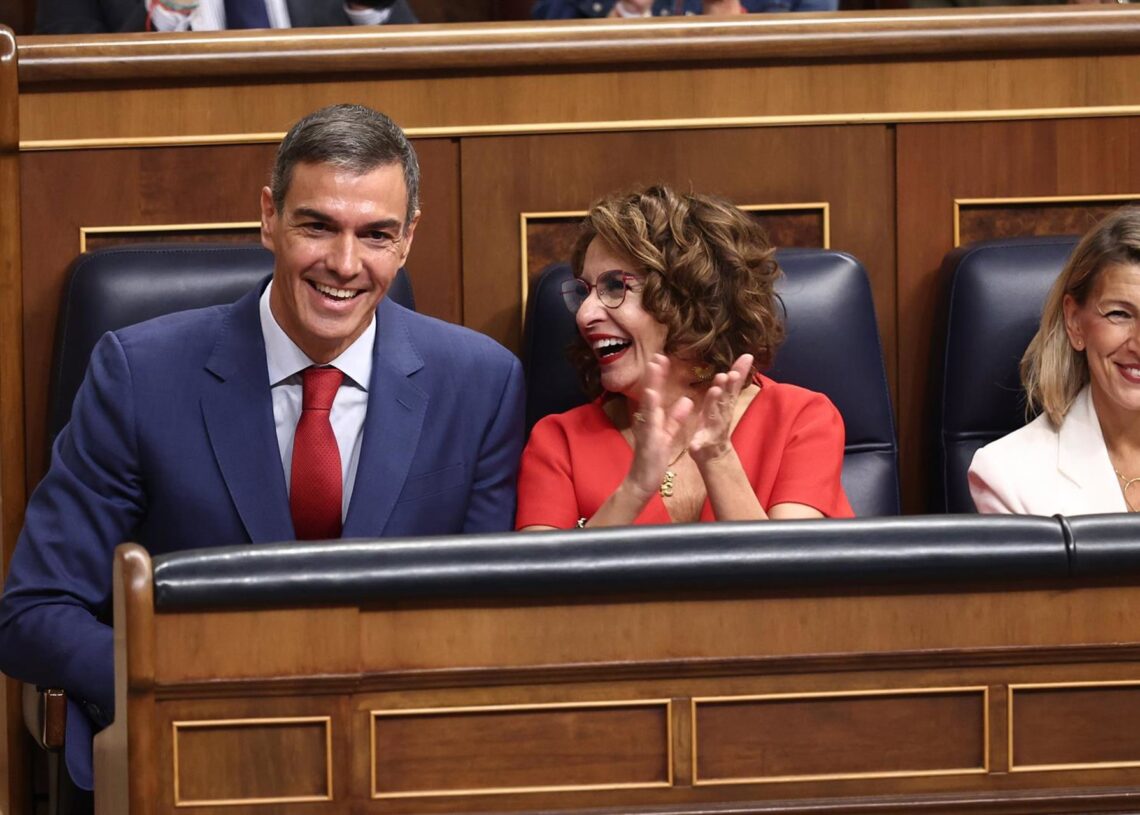 El presidente del Gobierno, Pedro Sánchez, y la vicepresidenta primera y ministra de Hacienda, María Jesús Montero, durante una sesión de Control al Gobierno, en el Congreso de los Diputados, a 7 de octubre de 2025, en Madrid (España). El pleno del CongreEduardo Parra - Europa Press