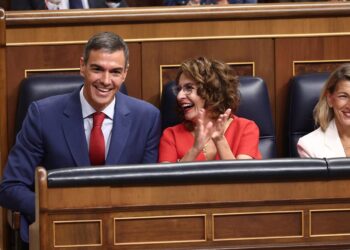 El presidente del Gobierno, Pedro Sánchez, y la vicepresidenta primera y ministra de Hacienda, María Jesús Montero, durante una sesión de Control al Gobierno, en el Congreso de los Diputados, a 7 de octubre de 2025, en Madrid (España). El pleno del CongreEduardo Parra - Europa Press