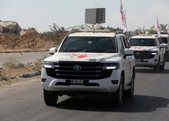 Vehículos del Comité Internacional de la Cruz Roja (CICR) trasladan a rehenes liberados por Hamás en la Franja de Gaza tras el acuerdo de alto el fuego con Israel (archivo)Europa Press/Contacto/Omar Ashtawy