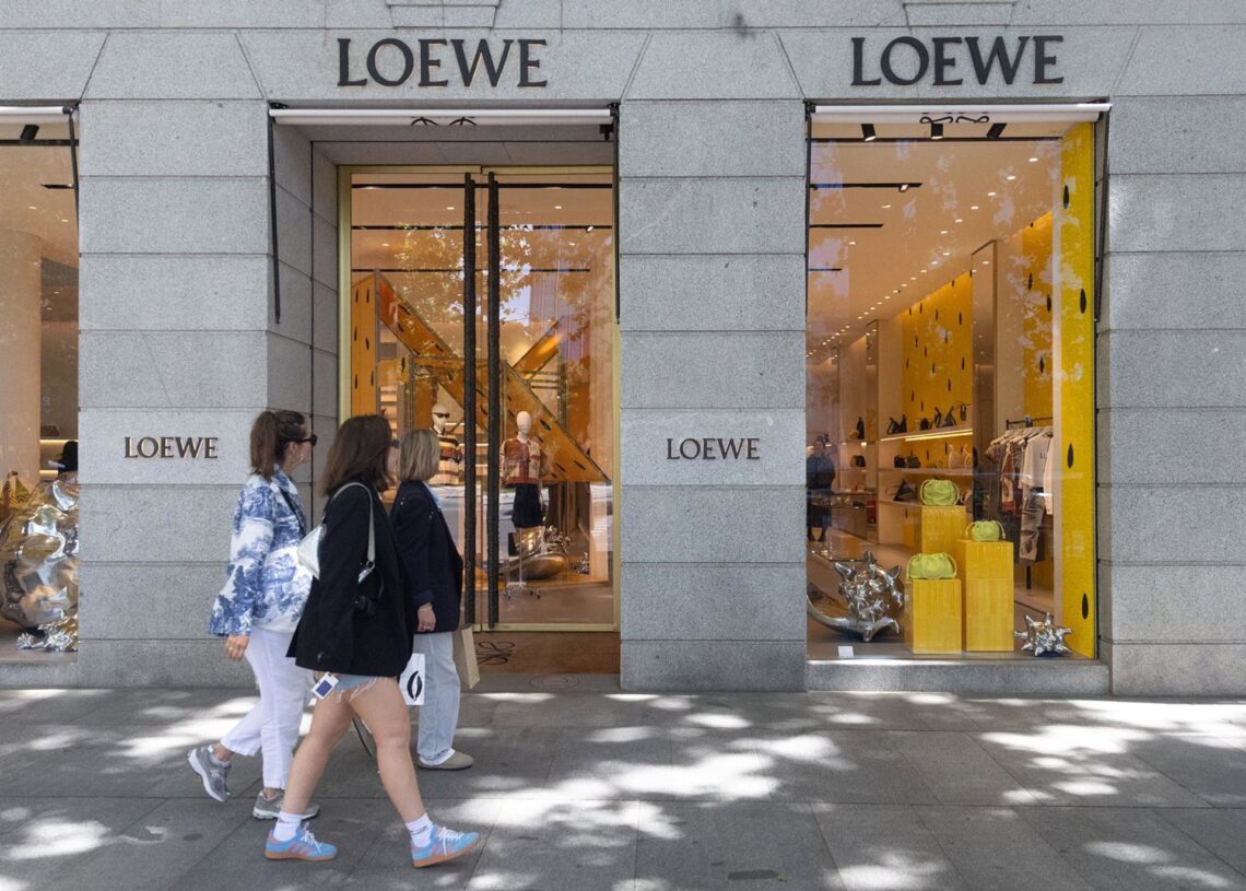 Archivo - Varias personas pasan por una tienda de Loewe, en la milla de oro de Madrid, a 3 de mayo de 2024, en Madrid (España).Eduardo Parra - Europa Press - Archivo
