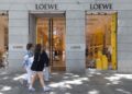 Archivo - Varias personas pasan por una tienda de Loewe, en la milla de oro de Madrid, a 3 de mayo de 2024, en Madrid (España).Eduardo Parra - Europa Press - Archivo
