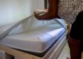 Archivo - Una empleada de hogar haciendo una camaRicardo Rubio - Europa Press - Archivo