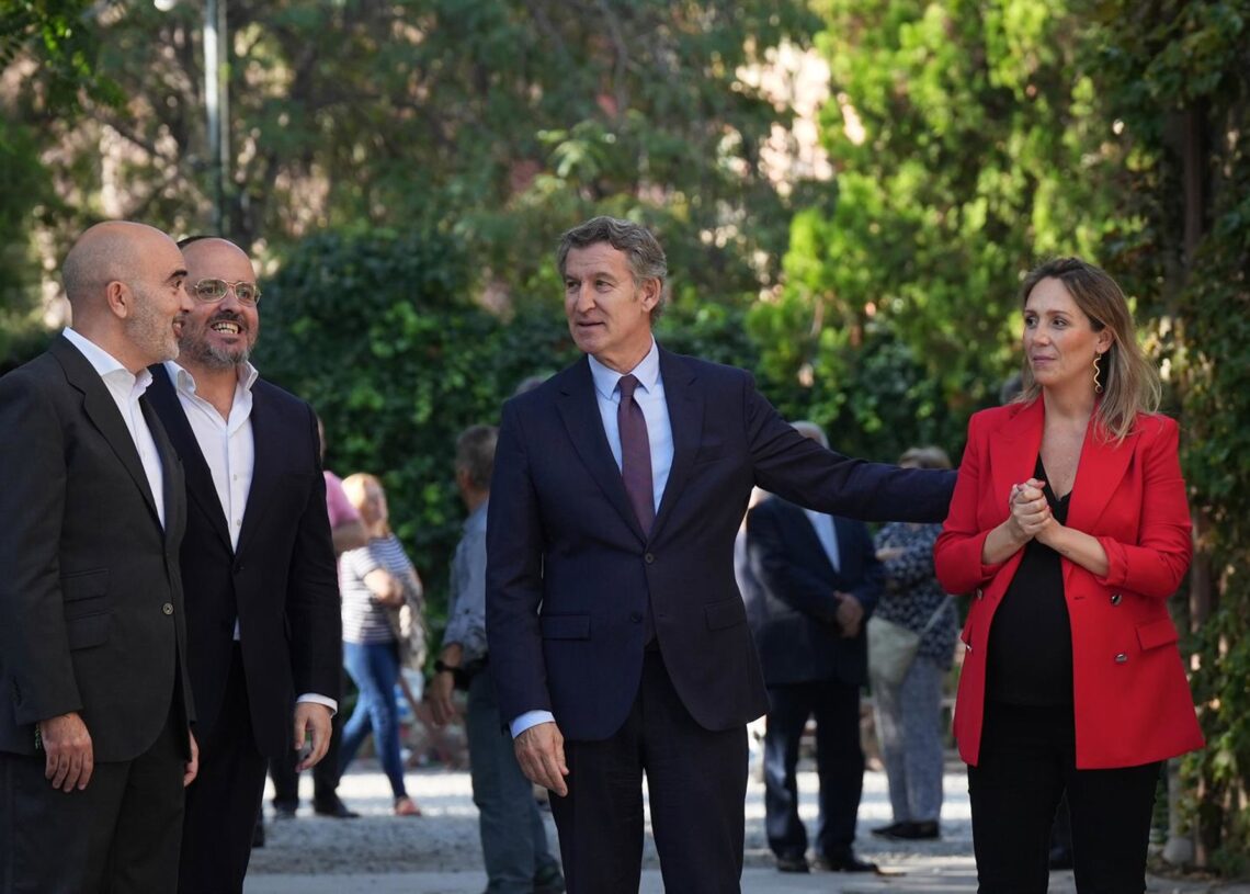 (I-D) El presidente del PP de Catalunya, Alejandro Fernández; el presidente del PP, Alberto Núñez Feijóo, y la vicesecretaria de Coordinación Sectorial del PP, Alma Ezcurra, durante una acto en BarcelonaDavid Zorrakino - Europa Press