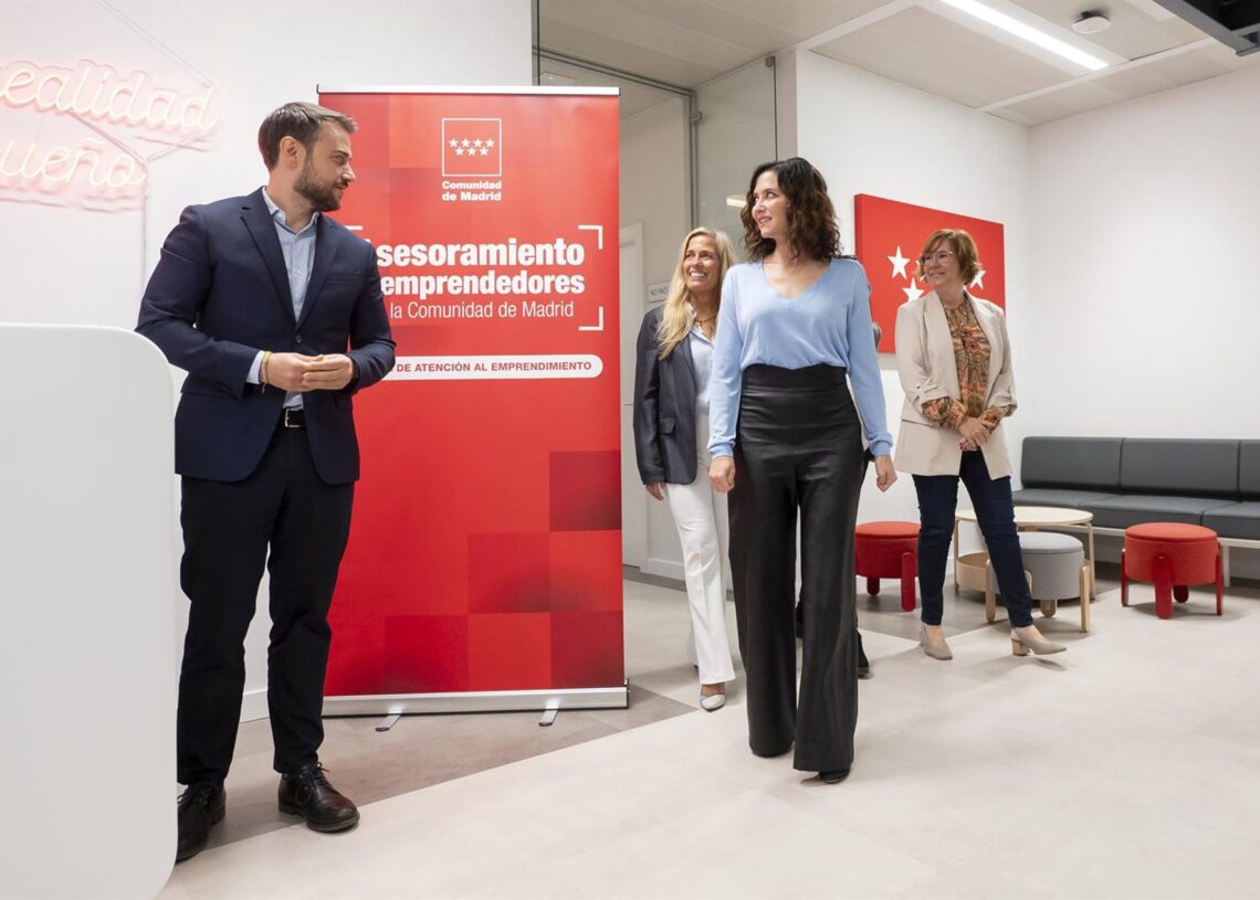 La presidenta de la Comunidad de Madrid, Isabel Díaz Ayuso, durante la inauguración de la nueva Oficina de Empleo del Barrio de la Concepción, a 14 de octubre de 2025, en Madrid (España).Alberto Ortega - Europa Press
