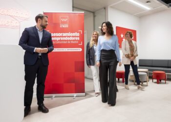 La presidenta de la Comunidad de Madrid, Isabel Díaz Ayuso, durante la inauguración de la nueva Oficina de Empleo del Barrio de la Concepción, a 14 de octubre de 2025, en Madrid (España).Alberto Ortega - Europa Press