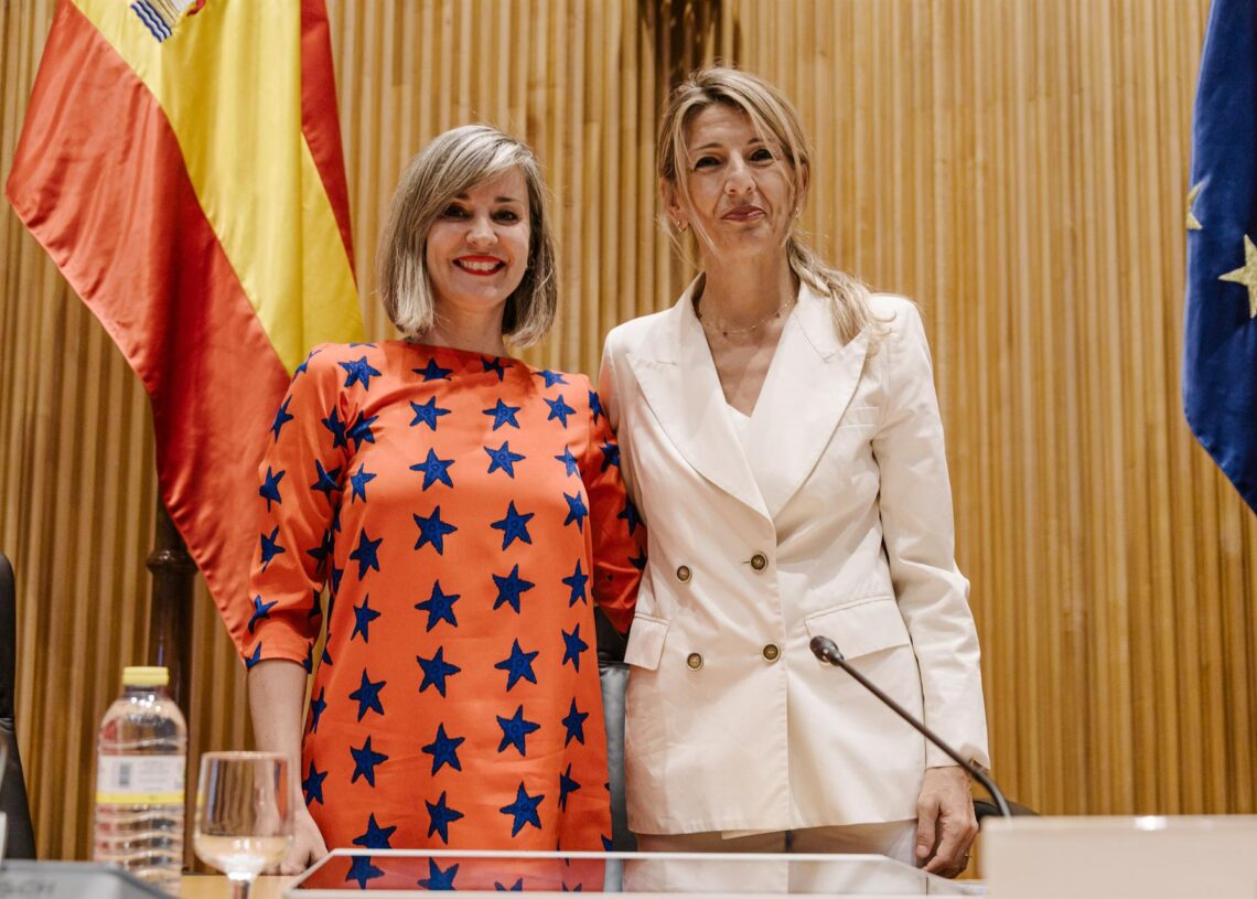 Archivo - La vicepresidenta segunda, Yolanda Díaz (D), y la portavoz de Sumar en el Congreso, Verónica Martínez Barbero (I), participan en una jornada parlamentaria sobre el sector bancario, en el Congreso de los Diputados, a 5 de junio de 2025, en MadridCarlos Luján - Europa Press - Archivo