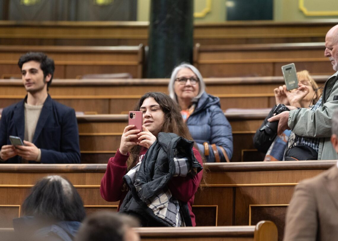 Archivo - Asistentes toman fotografías del hemiciclo durante la Jornada de Puertas Abiertas en el Congreso de los DiputadosEduardo Parra - Europa Press - Archivo