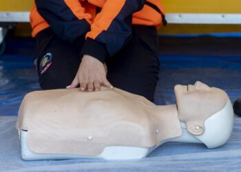 Archivo - Un sanitario realiza técnicas de reanimación cardiopulmonar durante el punto móvil instalado por SAMUR-PC, en la plaza del Callao, a 16 de octubre de 2023, en Madrid (España).Alberto Ortega - Europa Press - Archivo