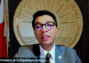 El presidente de Madagascar, Andry Rajoelina, durante un discurso a la nación retransmitido por la Presidencia tras denunciar un intento de golpe de Estado tras semanas de protestas antigubernamentales (archivo)Europa Press/Contacto/Ling Xin
