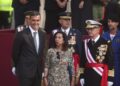 El presidente del Gobierno y secretario general del PSOE, Pedro Sánchez, y la ministra de Defensa, Margarita Robles, durante el acto solemne de homenaje a la bandera nacional y desfile militar por el 12 de octubre, Día de la Hispanidad, en la Plaza de CánEduardo Parra - Europa Press