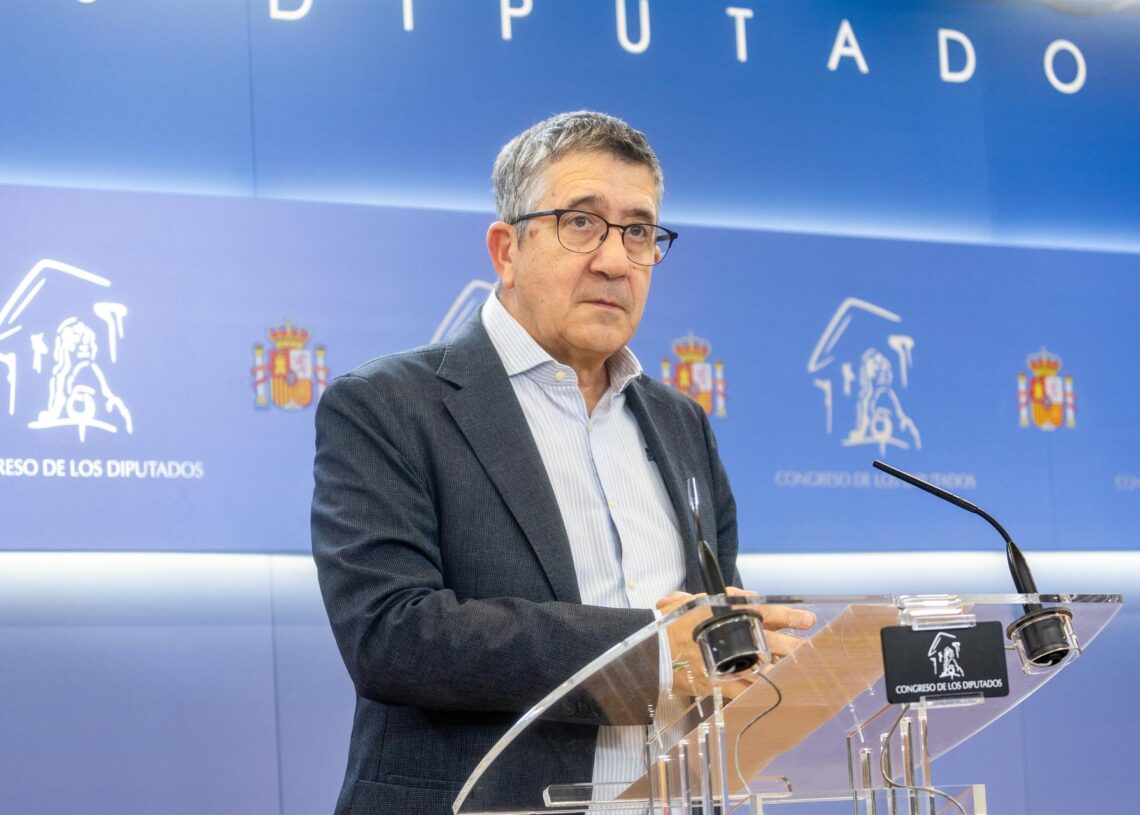 El portavoz del PSOE en el Congreso, Patxi López, durante una rueda de prensa posterior a la Junta de Portavoces, en el Congreso de los Diputados, a 1 de octubre de 2025, en Madrid (España).Ananda Manjón - Europa Press