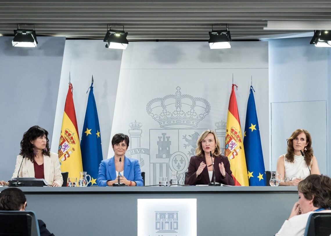 (I-D) La ministra de Igualdad, Ana Redondo; la ministra de Vivienda y Agenda Urbana, Isabel Rodríguez; la ministra de Educación Formación Profesional y Deportes y portavoz del Gobierno, Pilar Alegría, y la ministra de Sanidad, Mónica García, durante la ruDiego Radamés - Europa Press
