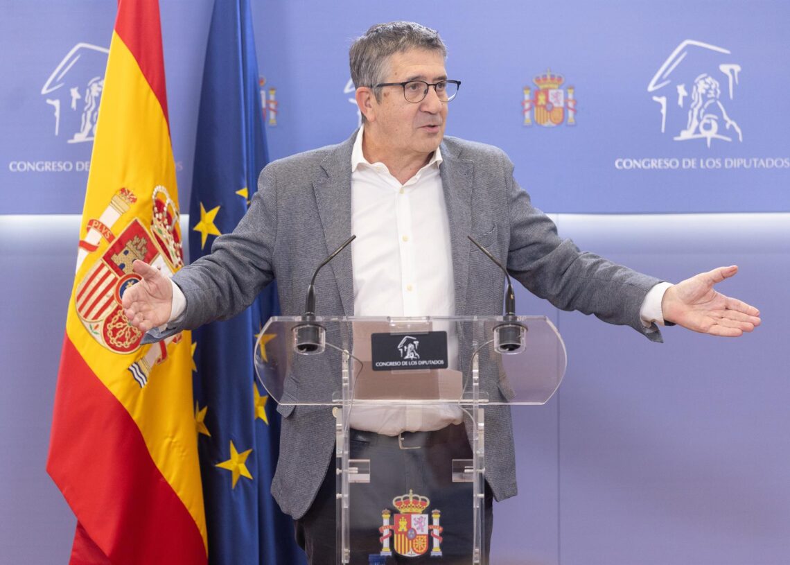La portavoz del PSOE en el Congreso, Patxi López, durante una rueda de prensa posterior a la Junta de Portavoces, en el Congreso de los Diputados, a 7 de octubre de 2025, en Madrid (España).Eduardo Parra - Europa Press