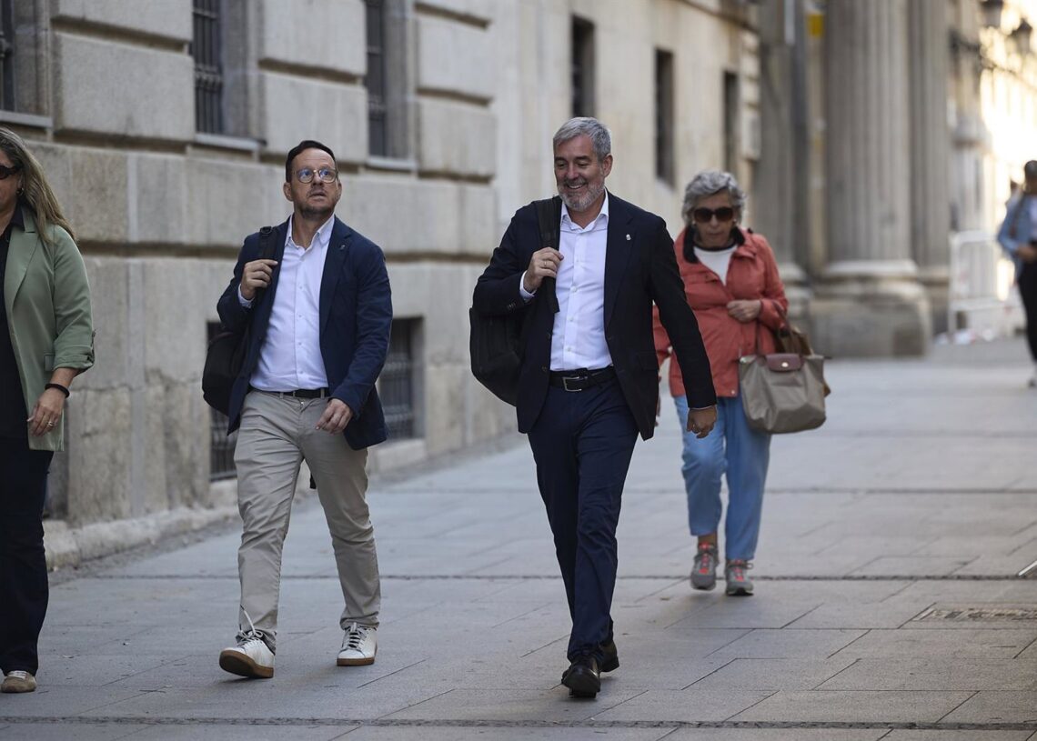 El presidente de Canarias, Fernando Clavijo (2d) llega a una reunión en la Sede del ministerio de Hacienda, a 14 de octubre de 2025, en Madrid (España).Jesús Hellín - Europa Press