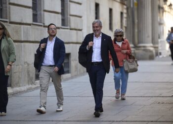 El presidente de Canarias, Fernando Clavijo (2d) llega a una reunión en la Sede del ministerio de Hacienda, a 14 de octubre de 2025, en Madrid (España).Jesús Hellín - Europa Press