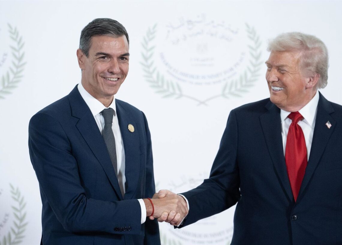 El presidente del Gobierno, Pedro Sánchez (i) saluda al presidente de Estados Unidos, Donald Trump (d), antes de la ceremonia de firma del plan de paz para Oriente Próximo, a 13 de octubre de 2025, en Egipto.Pool Moncloa/Borja Puig de la Bellacasa