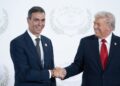 El presidente del Gobierno, Pedro Sánchez (i) saluda al presidente de Estados Unidos, Donald Trump (d), antes de la ceremonia de firma del plan de paz para Oriente Próximo, a 13 de octubre de 2025, en Egipto.Pool Moncloa/Borja Puig de la Bellacasa