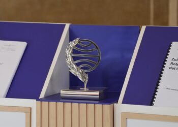 Trofeo del Premio Planeta de Novela antes de una rueda de prensa el día anterior a la entrega del premio Planeta, en el Palau de la Música, a 14 de octubre de 2025, en Barcelona, Catalunya (España). El Premio Planeta, que se celebrará mañana, 15 de octubrDavid Zorrakino - Europa Press