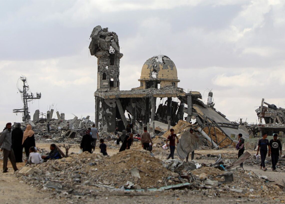 Palestinos junto a una mezquita destruida durante la ofensiva del Ejército de Israel después de la entrada en vigor del alto el fuego pactado entre el Gobierno israelí y Hamás (archivo)Europa Press/Contacto/Rizek Abdeljawad