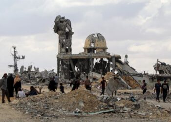 Palestinos junto a una mezquita destruida durante la ofensiva del Ejército de Israel después de la entrada en vigor del alto el fuego pactado entre el Gobierno israelí y Hamás (archivo)Europa Press/Contacto/Rizek Abdeljawad