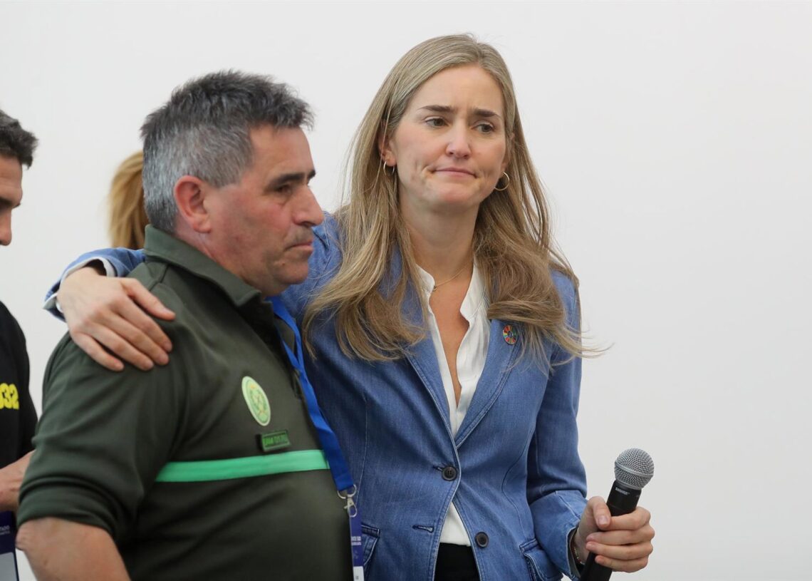 La vicepresidenta tercera y ministra para la Transición Ecológica y el Reto Demográfico, Sara Aagesen, con un agente de extinción de incendios emocionado al recordar los fuegos del verano y sus efectos en Ponferrada (León).Carlos Castro - Europa Press