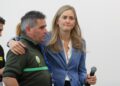 La vicepresidenta tercera y ministra para la Transición Ecológica y el Reto Demográfico, Sara Aagesen, con un agente de extinción de incendios emocionado al recordar los fuegos del verano y sus efectos en Ponferrada (León).Carlos Castro - Europa Press