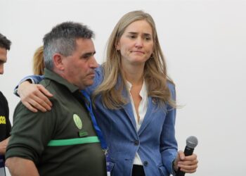 La vicepresidenta tercera y ministra para la Transición Ecológica y el Reto Demográfico, Sara Aagesen, con un agente de extinción de incendios emocionado al recordar los fuegos del verano y sus efectos en Ponferrada (León).Carlos Castro - Europa Press