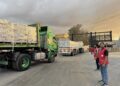Un camión cargado con ayuda humanitaria espera para entrar a la Franja de GazaAli Mostafa / Xinhua News / ContactoPhoto