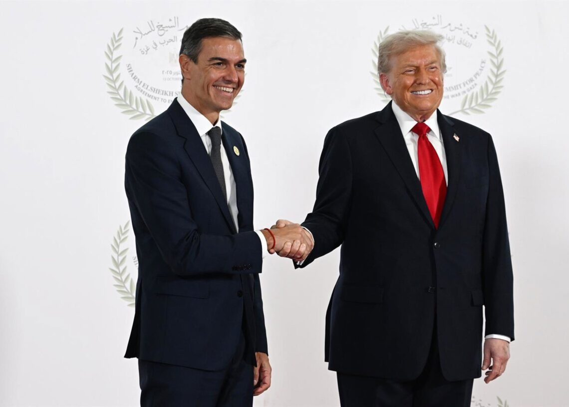 El presidente del Gobierno, Pedro Sánchez (i) saluda al presidente de Estados Unidos, Donald Trump (d), antes de la ceremonia de firma del plan de paz para Oriente Próximo, a 13 de octubre de 2025, en Egipto.Pool Moncloa/Borja Puig de la Bellacasa