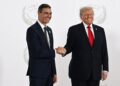 El presidente del Gobierno, Pedro Sánchez (i) saluda al presidente de Estados Unidos, Donald Trump (d), antes de la ceremonia de firma del plan de paz para Oriente Próximo, a 13 de octubre de 2025, en Egipto.Pool Moncloa/Borja Puig de la Bellacasa