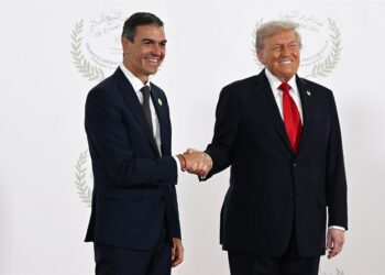 El presidente del Gobierno, Pedro Sánchez (i) saluda al presidente de Estados Unidos, Donald Trump (d), antes de la ceremonia de firma del plan de paz para Oriente Próximo, a 13 de octubre de 2025, en Egipto.Pool Moncloa/Borja Puig de la Bellacasa