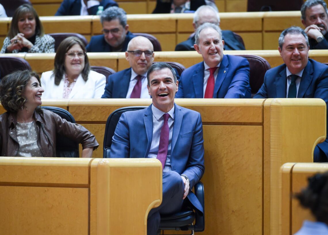 Archivo - La vicepresidenta primera y ministra de Hacienda, María Jesús Montero (1i), y el presidente del Gobierno, Pedro Sánchez (2i),  durante una sesión de control al Gobierno, en el Senado, a 12 de marzo de 2024, en Madrid (España). Gustavo Valiente - Europa Press - Archivo