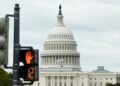 El Capitolio de Estados Unidos, en Washington, tras un semáforo en rojo para peatones.Europa Press/Contacto/Li Rui