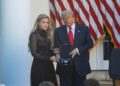El presidente de EEUU, Donald Trump, otorga la medalla presidencial a Erika Kirk, en honor a su difunto marido, el comentarista ultraderechista asesinado en septiembre Charlie KirkEuropa Press/Contacto/Hu Yousong