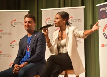 Archivo - La activista ultraconservadora estadounidense Candace Owens, junto al también ultraconservador Charlie Kirk, asesinado en septiembre de 2025, en un acto en Florida Europa Press/Contacto/SMG - Archivo
