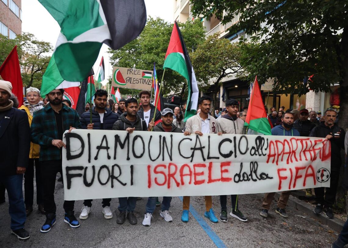 Archivo - Manifestación propalestina en las inmediaciones del partido entre Italia e Israel en la ciudad de ÚdineEuropa Press/Contacto/Riccardo Modena - Archivo