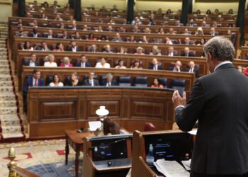 El presidente del PP, Alberto Núñez Feijóo, interviene durante una sesión de control al Gobierno en el Congreso de los Diputados, a 17 de septiembre de 2025, en Madrid (España).Eduardo Parra - Europa Press