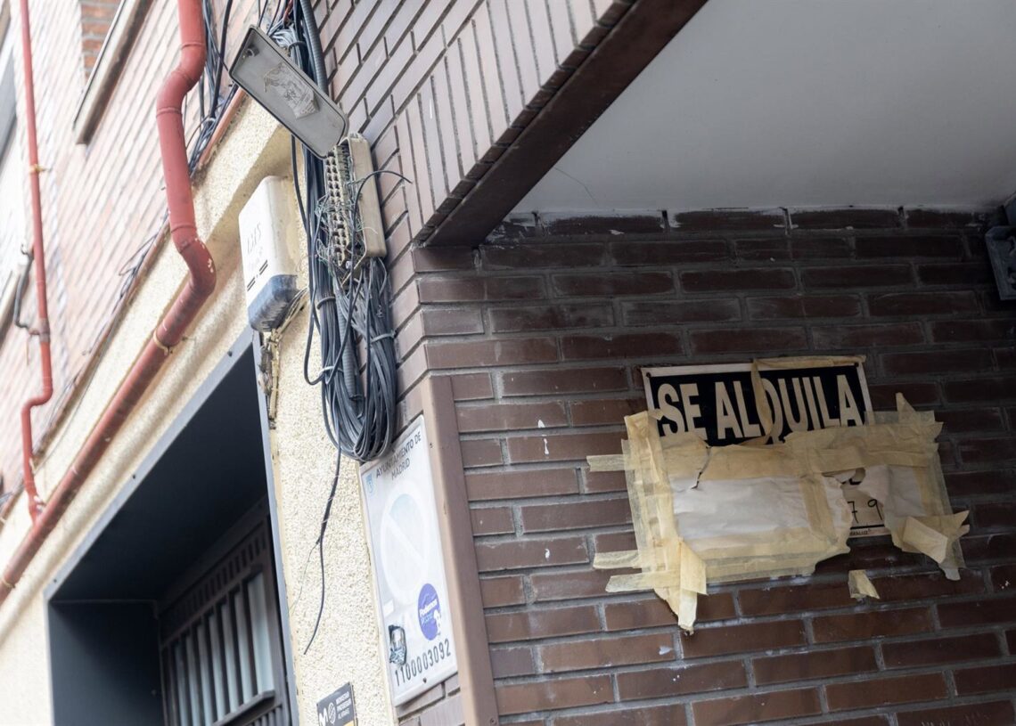 Archivo - Un cartel anunciando un piso en alquilerEduardo Parra - Europa Press - Archivo