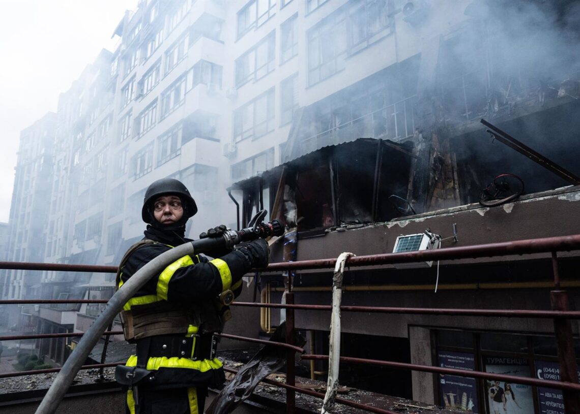 Archivo - Bomberos de Ucrania extinguiendo un incendio causado por un ataque con drones contra la capital, Kiev (archivo)Patryk Jaracz/SOPA Images via ZU / DPA - Archivo