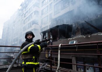 Archivo - Bomberos de Ucrania extinguiendo un incendio causado por un ataque con drones contra la capital, Kiev (archivo)Patryk Jaracz/SOPA Images via ZU / DPA - Archivo