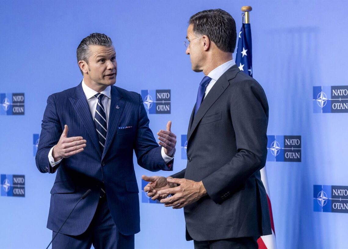 Archivo - El secretario general de la OTAN, Mark Rutte, y Pete Hegseth, secretario de Defensa de EE. UU.NATO - Archivo