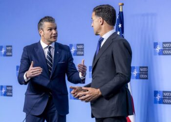 Archivo - El secretario general de la OTAN, Mark Rutte, y Pete Hegseth, secretario de Defensa de EE. UU.NATO - Archivo