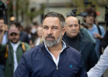 El presidente de Vox, Santiago Abascal, realiza declaraciones a medios de comunicación en la Plaza de Colón, a 12 de octubre de 2025, en Madrid (España).Alejandro Martínez Vélez - Europa Press