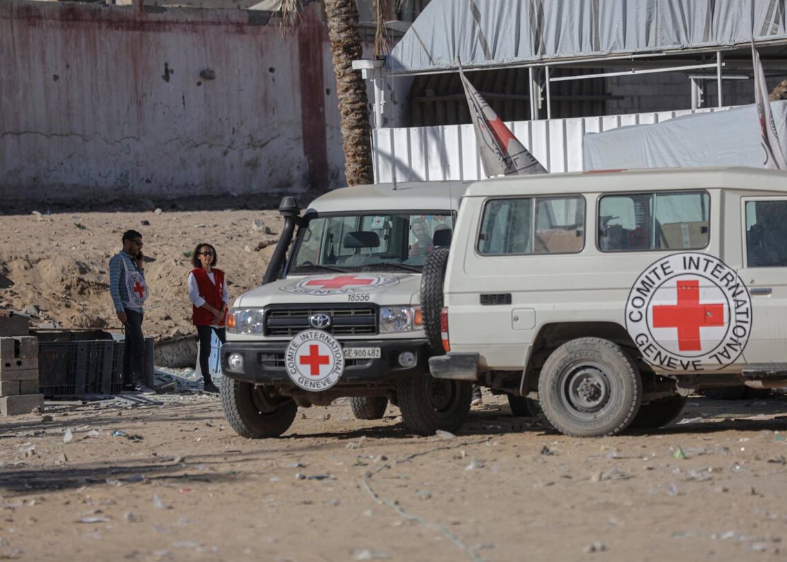 Vehículos del Comité Internacional de la Cruz Roja (CICR) trasladando cadáveres de palestinos entregados por Israel en el marco del acuerdo con el Movimiento de Resistencia Islámica (Hamás) en la Franja de GAza (archivo)Europa Press/Contacto/Omar Ashtawy