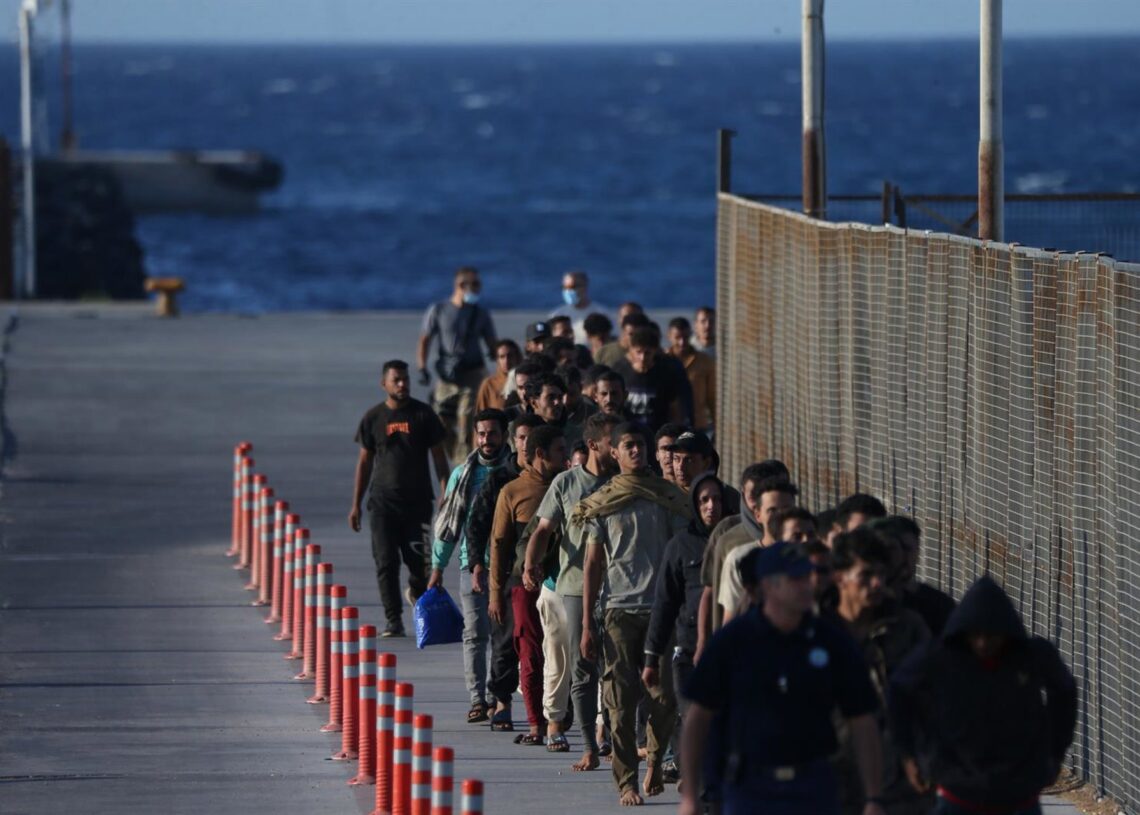 Archivo - Imagen de archivo de un grupo de migrantes desembarcando en Grecia.Europa Press/Contacto/Aristidis Vafeiadakis