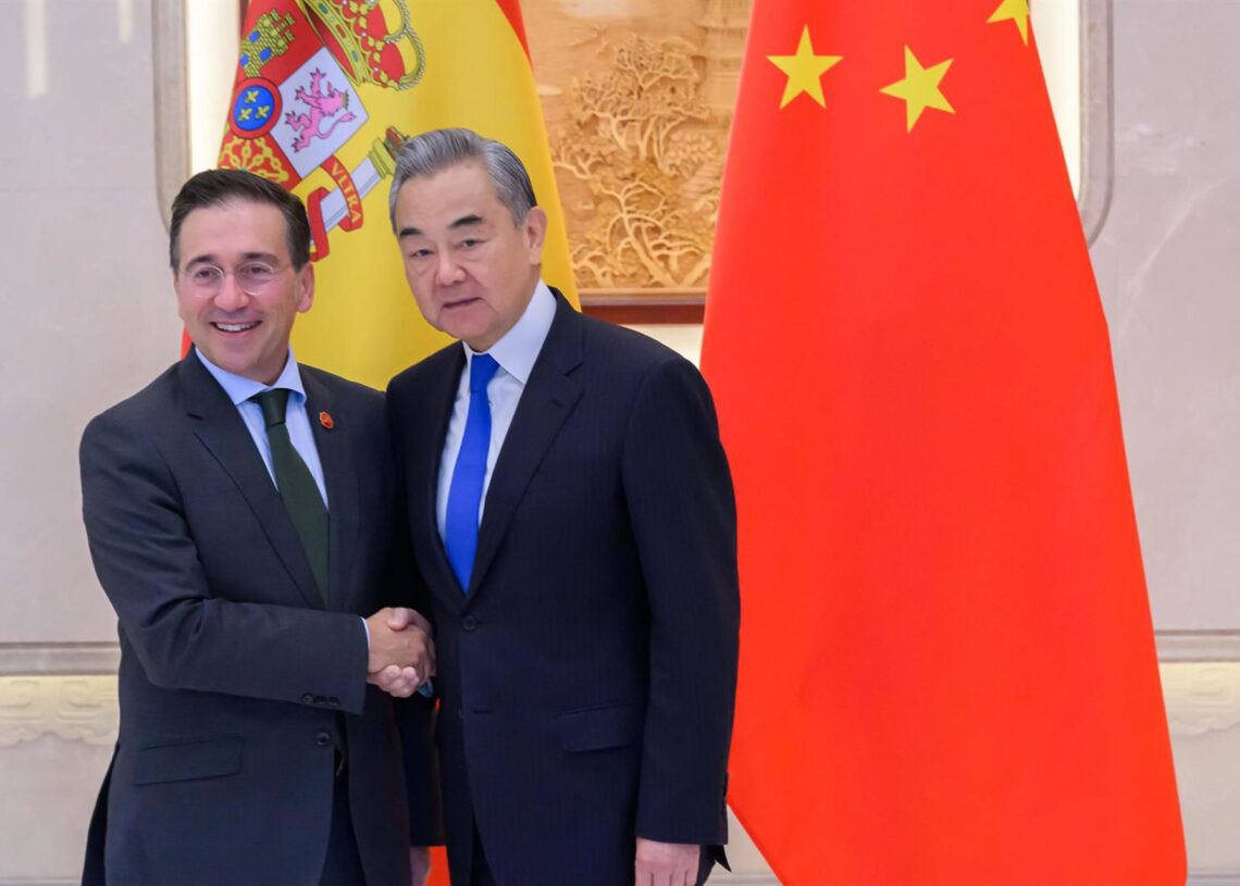 El ministro de Asuntos Exteriores, Unión Europea y Cooperación, José Manuel Albares, con el  ministro de Relaciones Exteriores de la República Popular China, Wang Yi. En Hangzhou, Zhejiang (China), a 15 de octubre de 2025.MINISTERIO DE EXTERIORES
