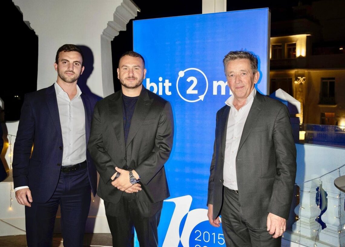 De izquierda a derecha: el desarrollador del negocio de criptoactivos de Oddo BHG, Théo Planel; el confundador de Bit2Me,  Andrei Manuel; y el director de operaciones de Oddo BHF, Guy De Leusse.BIT2ME
