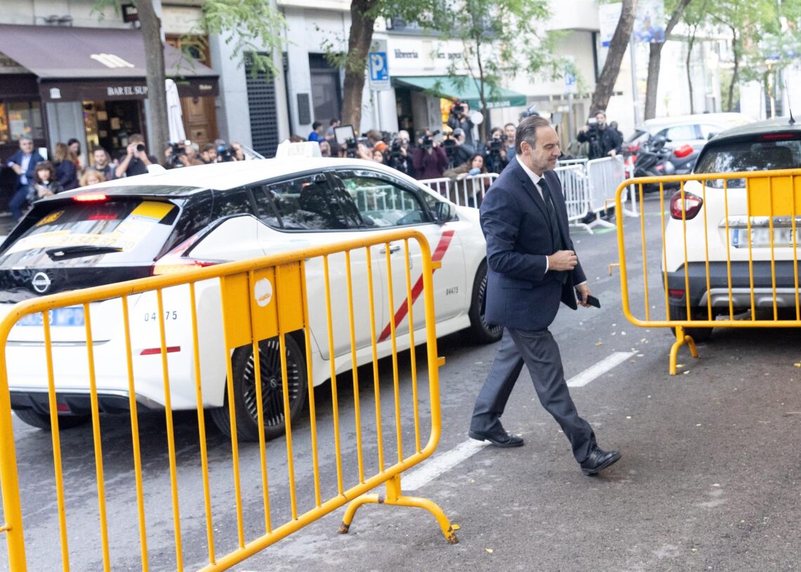 El exministro de transporte José Luis Ábalos llega al Tribunal Supremo para declarar como investigado, a 15 de octubre de 2025, en Madrid (España).Eduardo Parra - Europa Press