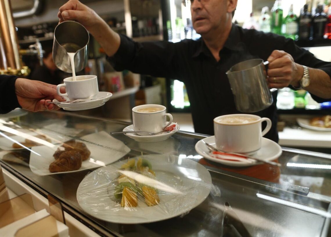 Archivo - Camarero poniendo cafés en un barEUROPA PRESS - Archivo